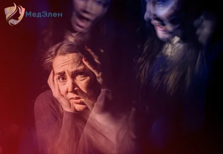 девушка закрыло лицо руками